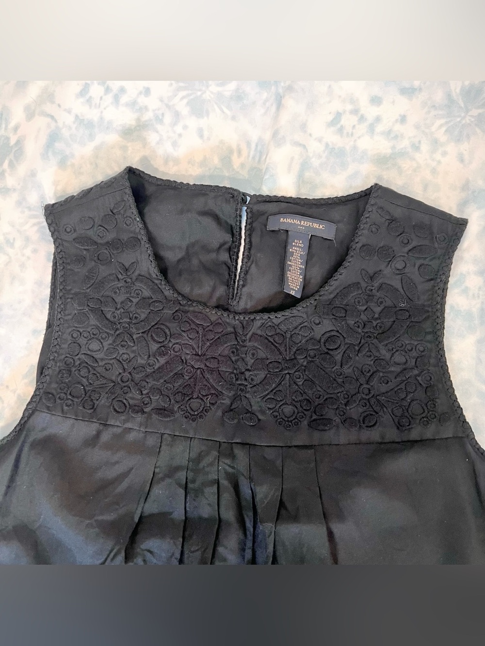 EUC, Banana Republic Sleeveless & Embroidered Yoke Blouse, Silk, 2000’s Classic